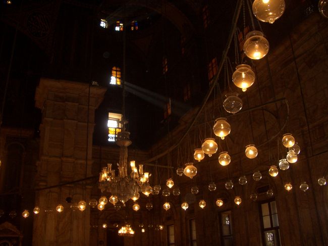 靴を脱いで内部見学。天井から下がるいくつものランプ。