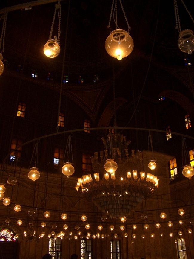 エキゾチックなランプが圧巻なモスク内。<br />中庭にある時計塔と内部のシャンデリアは、パリのコンコルド広場に建つオベリスクと交換にフランスから贈られたものだそう。