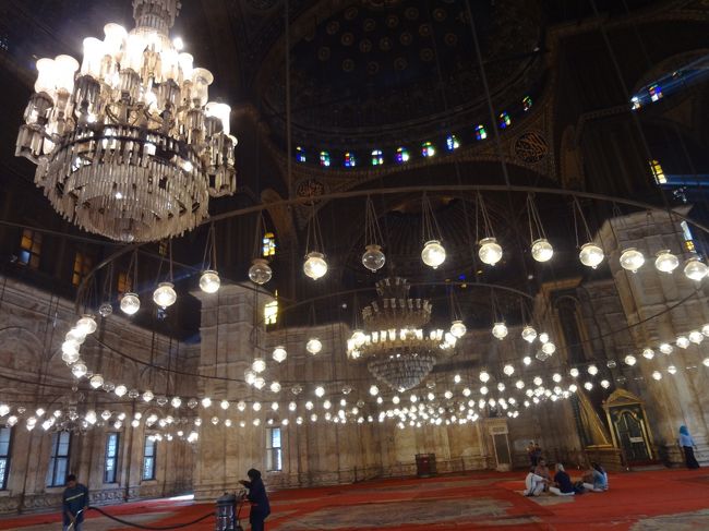 朝早かったので、掃除機で清掃中。観光客もお祈りをする方々もまばら。