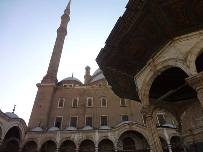 中庭にはフランスから送られた時計塔（故障中）がある。