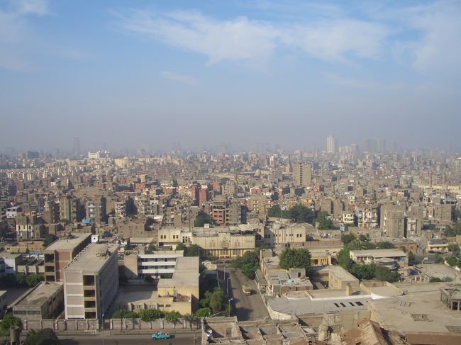 高台のモスクからは旧カイロ市内が見渡せる。