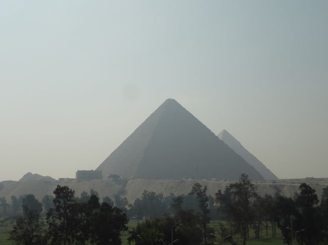 ショッピングと昼食後、ピラミッド観光。<br />レストランの屋上からの1枚。手前にある緑が涼しく見える。実際は日差しが強くて暑い。
