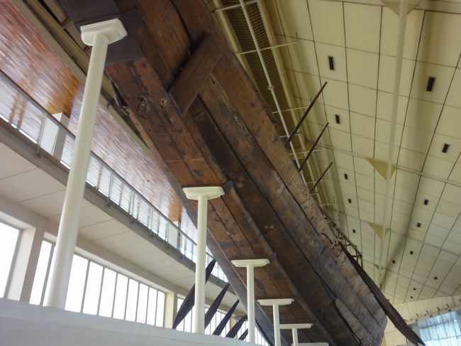「太陽の船博物館」観光。<br />この船は古王国時代第4王朝のファラオであったクフ王のために造られたとされている。
