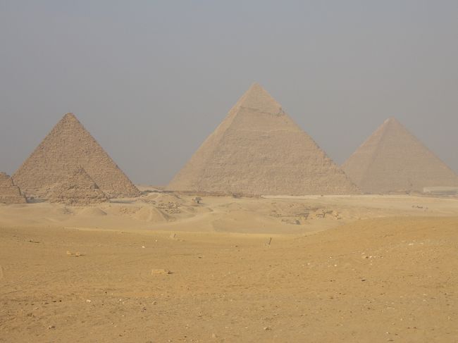 ギザの「三大ピラミッド」。<br />左からメンカウラー王、カフラー王、クフ王。