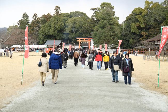 上賀茂神社の元日の人出はというと，伏見稲荷大社や八坂神社などと比べてはるかに少ないですね。<br />スイスイと先へと進むことができます。<br />