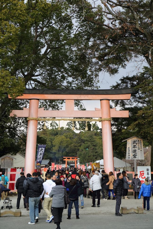 あけましておめでとうございます。<br />今年もマイペースでやっていきますので，よろしくお願いします。<br /><br />干支にちなんだ社寺に初詣に行くという企画，辰年，巳年に続いて三度目となりました。<br />今年は新調したカメラの試し撮りをしたかったので，特にひねりもなく定番の場所へ。<br />まずは上賀茂神社です。<br /><br />