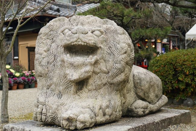 笑い獅子？<br />対になっていないので，狛犬ではなさそう。<br />子供が上に乗って記念撮影をしていました。<br />