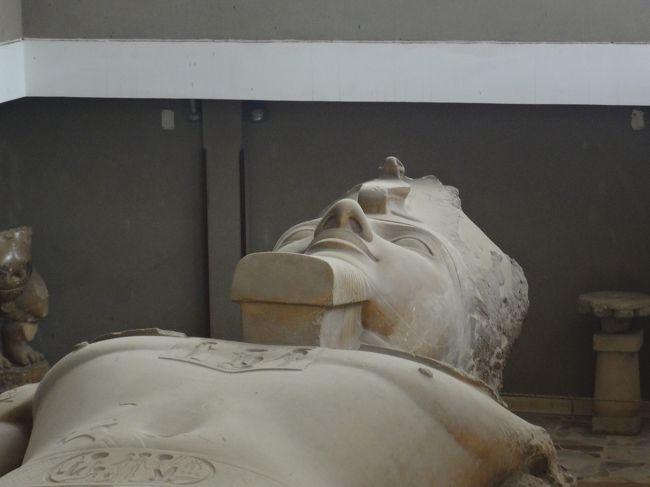 横たわる「ラムセス２世の像」。<br />この像は1820年に発見され、高さが15ｍほどあったそう。しかし現在は破損し12ｍほど。