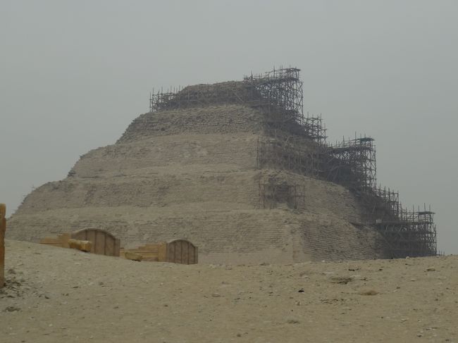 サッカラの「階段ピラミッド」。<br />底辺140ｍ×118ｍ、高さは60ｍで階段を6段重ねた作りになっている。