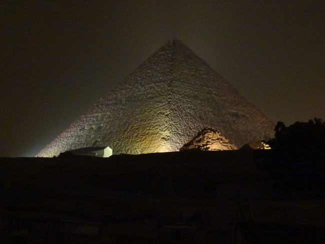 夜は「ピラミッド音と光のショー」。ショーはドラマ仕立てになっています。<br />日中は暑いが夜は風が冷たく肌寒く感じる。