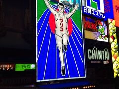 道頓堀付近は、龍が如くでさんざん走り回ったのでよくわかっています。金龍ラーメンを見たときは感動しました。

ガールズバーの客引きに声をかけられまくりです。関西弁を聞くとかわいく聞こえます。滋賀まで帰らないとならない友達を送りに梅田へ。地下鉄乗り放題は本当に便利でした。

再会を約束し、ホテルのある谷四へ。