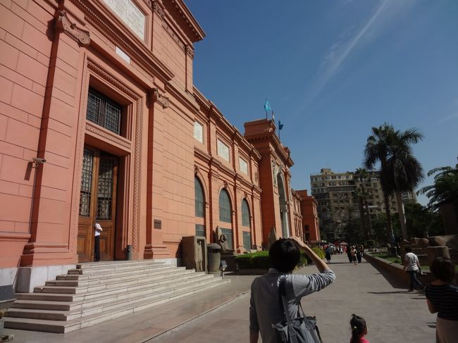 最終日の3日目は「考古学博物館」見学。博物館の周りでは警察官の警備に力が入っていた。<br />博物館内はカメラ禁止。ツタンカーメンの黄金のマスクや王の遺品の数々が展示されており、かなり見応えがあった。ラムセス２世やハトシェプスト女王を含む歴代ファラオのミイラが並ぶロイヤル・ミイラ室も見学。