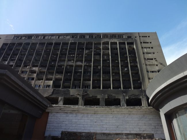 博物館の真横の建物は真っ黒。。