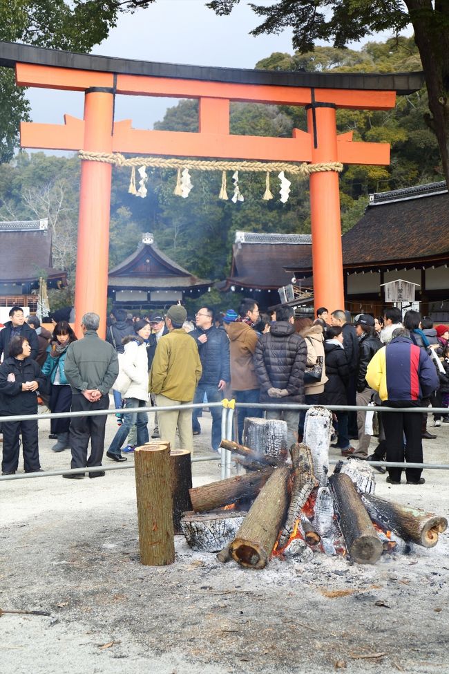 神馬舎横では毎年たき火が行われています。<br />ここで冷えた体を温める…はずなのですけど，今年は暖かかったですね。<br />こんなに暖かかった元日は珍しいかも。<br />