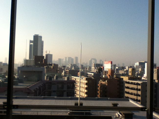 翌日また朝風呂に入り、二度寝をしてしまい、きづいたらチェックアウトの45分前。<br />急いでしたくします。子供たちも起こします。<br />朝、ユースホステルの窓から見えた景色