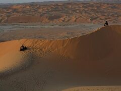 【QASR AL SARAB（カスール・アル・サラブ・デザート・リゾート）ホテル前の砂漠】

今はそのアラブ、アラビアンナイトの国アブダビにある砂漠の中...。

子供の頃の夢の地が.....目の前に....。おおっ....。