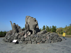 続いて、赤水展望広場。
ここには叫びの肖像という溶岩でできた像がありますが、これは長渕剛がここ桜島で2004年に行ったオールナイトコンサートを記念するもの。