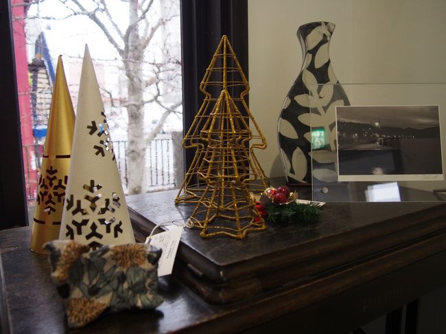 元町にあるお店のディスプレイでした。<br />クリスマス一色ですね。