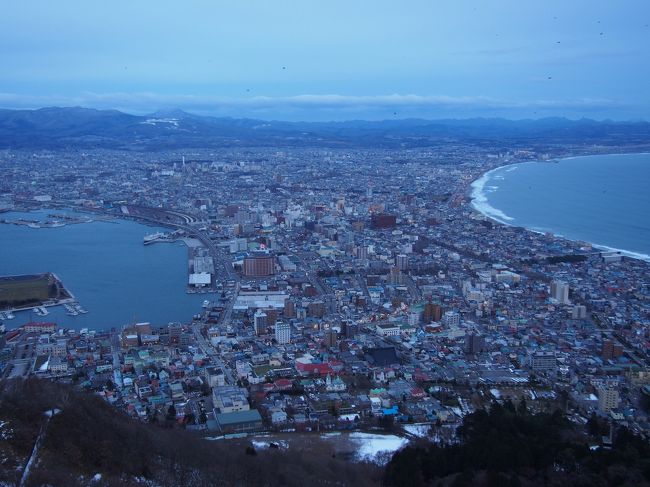 さて、今回の目的である函館山の夜景。<br />でも、暗くなってからじゃ展望台の一番前からの写真を<br />撮るのは難しいんです。場所取りがぁ〜<br /><br />ってことで、今回は覚悟を決めて日没前から<br />展望台でスタンバイです。<br />これが日没１０分前ぐらいでしょうか？<br />（函館のこの時期の日没16:10ぐらい）