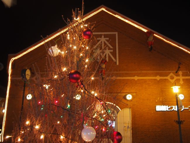 赤レンガ倉庫街まで下りてきました。<br />あぁ〜サンタが登ってますね（笑）