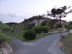 ゴルフコースのあるこのホテルはめちゃ広☆
宿泊場所がまるで団地のように分かれてる

今回私たちはこちらの棟

敷地内はカートの移動サービスあり