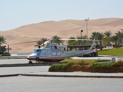 【QASR AL SARAB（カスール・アル・サラブ・デザート・リゾート）ホテル前の砂漠】

翌朝　そのヘリに近づいていくと.....どうもドバイ警察のヘリ。

柵も無く無造作に置かれていますが、実は監視員が目を光らせており、誰か不審者が近づくと、｢こら！コラっ！駄目駄目寄らないで！｣と監視員(警官）から注意される...模様...。