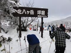 山頂に到着、スキー板を付けて滑り出す。