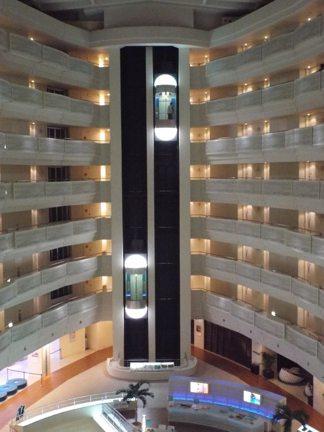 ホテル内部は９階まで吹き抜けになっていて、東西に客室がアール状に配置され、南北にエレベータがあります。