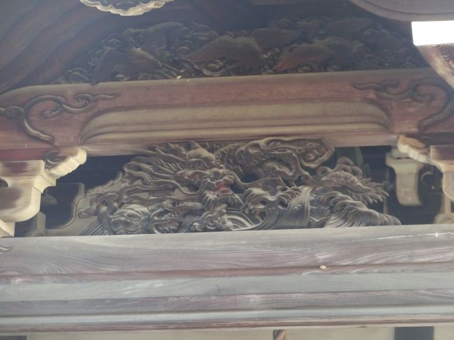 木の彫刻が細かい。
