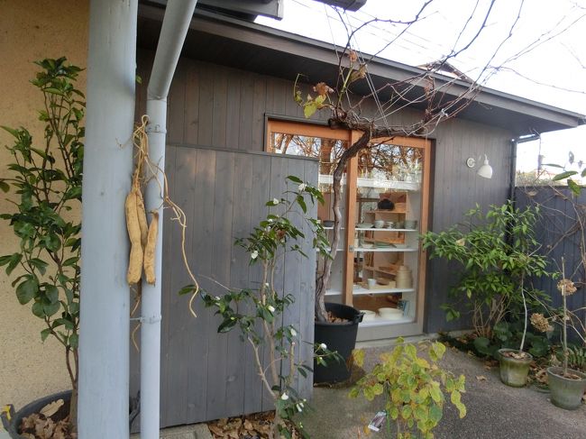 駐車場のそばのこの入口から入って、ショップを通り過ぎて