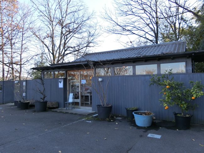 まったりしたら、もう少し歩きましょうか。<br /><br />駐車場から見た、ショップ＆カフェの入り口。