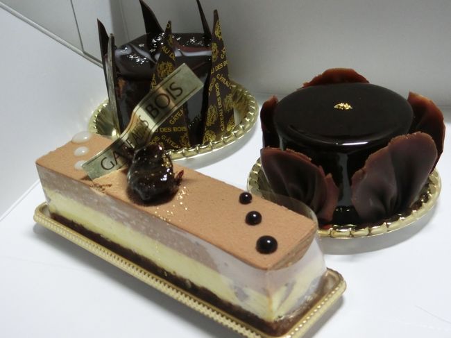 こちらの３つをテイクアウト。<br />賞をとった2種類と、手前は期間限定商品だったかな？<br /><br />結果的には、テイクアウトで良かったかも。<br />私は3種類味見できたし。<br />チョコ好きの母にも食べてもらうことができたし。<br />