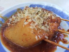 松原の中にある松見屋さんで一休み。
静岡おでんを食す。1本90円均一で、黒はんぺん、大根、厚揚げを注文。
この店は、甘い味噌を絡めて、ダシ粉と青海苔を振りかけるスタイルでしたが、味噌は添える程度の方が良いのではと思いました。全部味噌の味になってしまうので。
  