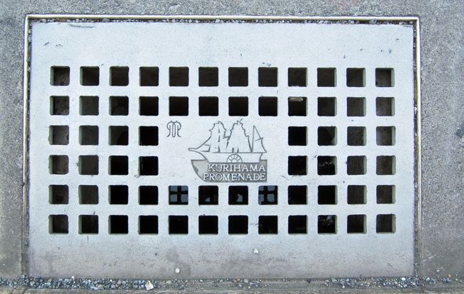 神奈川県横須賀：帆船<br /><br />側溝のふた