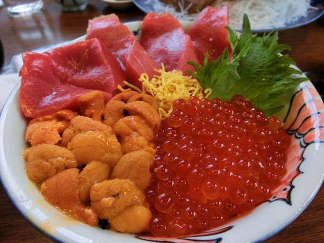 そして注文したのは、赤身三色丼！<br /><br />めちゃ美味しい！！！<br /><br />ほんとはトロ三色丼の方に魅かれたけど、お値段が安い赤身三色丼にした。でも、これって赤身？って感じで中トロに近い感じ。<br /><br />