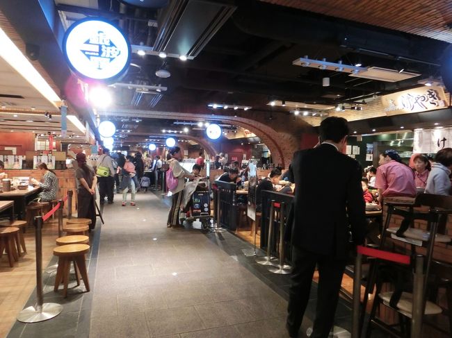 各ラーメン屋さんをのぞきながらどのお店に入るかを吟味。。。<br /><br />どこも美味しそうで入店したいラーメン屋さんが何軒もあったので、到着した日もここで食事をしてから市内へ向かえばよかったね、と旦那さんと会話した。