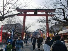 福岡を出発して、２時間、
かなり車が混んでましたが、
第一目標の祐徳稲荷神社に到着。