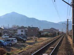 ■秩父鉄道の線路脇から眺める武甲山

武甲山は秩父の象徴だ。とがった頂きは天気の良い日なら自宅のある世田谷からも見ることができる。