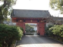 最初の祐徳神社の近くで、朝よりも市内は参拝客の車で込んでいました。

なんとか渋滞を避けて、鹿島城址へ。

有名な鹿島城址の赤門です。
現在は、鹿島高校の校門として使われています。