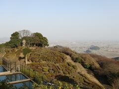 犬山岳を降りる途中の｢歌垣公園｣です。

全国から募集した優秀な愛の短歌を歌碑として、建立しています。