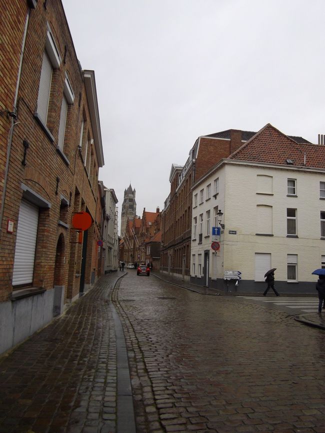 パリ北駅よりユーロスターでブリュージュへ。行きは直通で行けた。あいにくの雨模様だけど駅からマルクト広場界隈のホテルへてくてくと歩く。