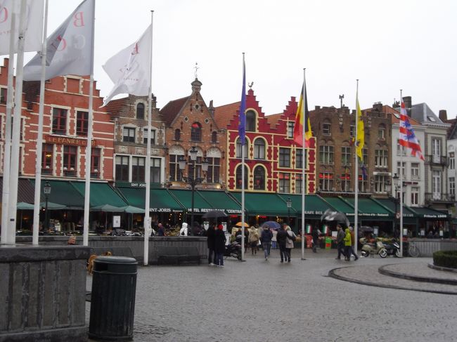 広場の周りにはカフェがいっぱい。