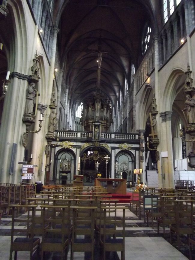聖母教会の中。