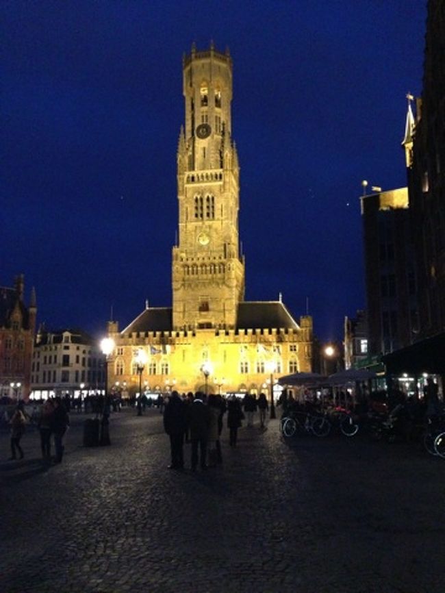 夜のマルクト広場から鐘楼をパシャリ。