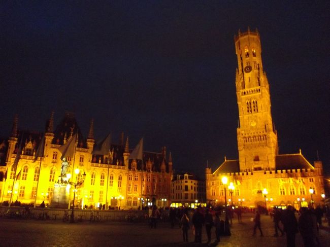 夜でも観光客でにぎわっていた。さすが世界遺産。