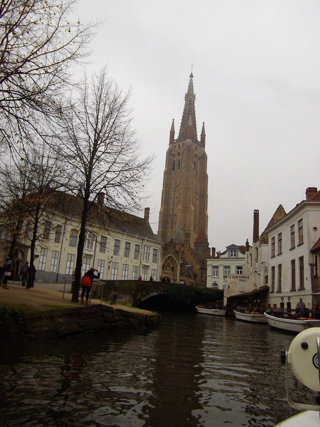 2日目は船に乗って運河をめぐる。この日もあいにくの雨模様。