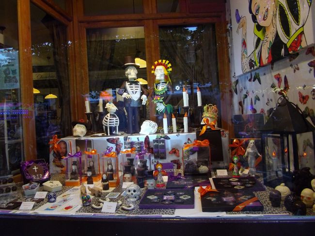 町にはいたるところにチョコレートショップ。ショーウィンドウを見るだけでも楽しい。この時期だからハロウィンの飾りつけをしている店とクリスマスの飾りつけをしている店がごちゃまぜになっていた（笑）