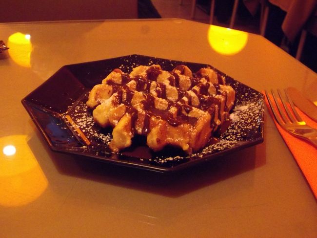 列車まで時間があるのでお茶。ワッフル。ふつうにおいしい〜幸せ。