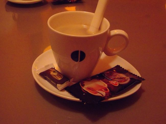 コーヒー頼むとチョコもついてくる（フランスもだけど）。これがまたおいしい。幸せ〜。ブリュージュ大満喫ののち→ユーロスターでパリへ。（帰りはブリュッセル乗り換えだったけど、ブリュッセルまでの列車が遅れ乗り換え時間がほとんどなく焦った。ブリュッセルの駅でユーロスターのホームまで猛ダッシュで一発セーフ）