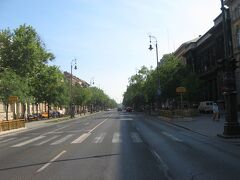 ブダペスト市街地を代表する道路の一つであるアンドラーシ通り。
オーストリア＝ハンガリー帝国時代の1876年に整備された都市計画道路で、1896年にはヨーロッパ大陸初となる地下鉄がこの下に開業しています。
当時としては最先端の都市計画が評価され、2002年には地上の道路と地下鉄がセットで世界遺産として登録されたとのこと。
